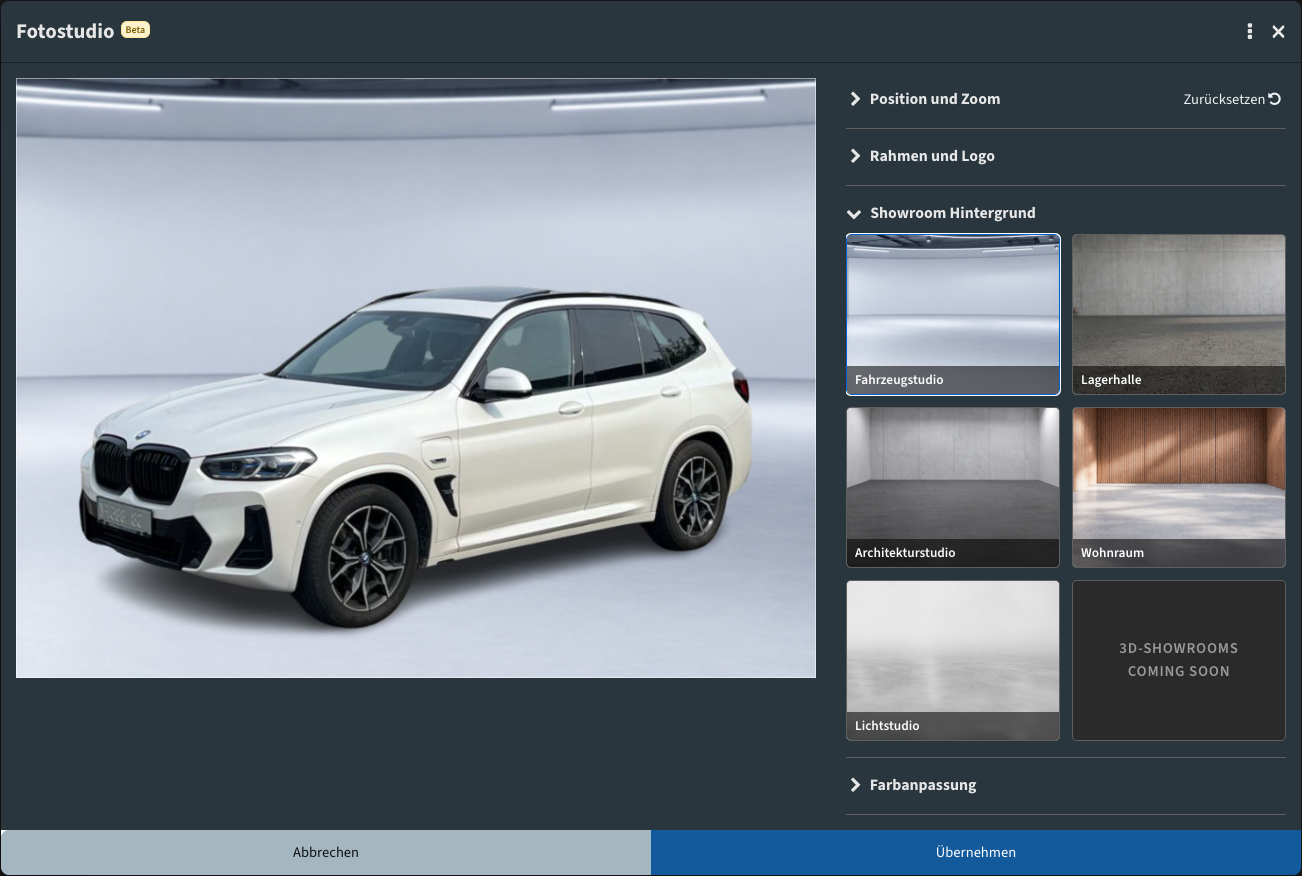 Fotostudio: freigestelltes Fahrzeug in einem digitalen Showroom